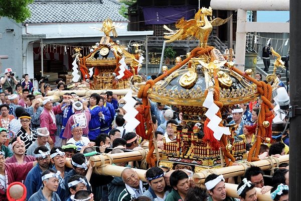 八雲と香取前を神輿揉み繰り返し青銅鳥居へ。'12.06.24.