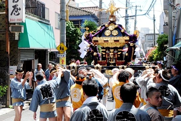 鐘ヶ淵駅東口を渡御する西町町会。'12.06.10.