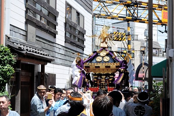 身動きもできぬ路地へ担ぎこむ。'12.06.10.