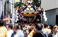 路地に入り込む宮神輿。'12.06.10.