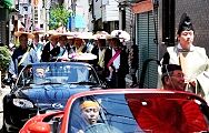 オープンカー乗車の宮司。'12.06.10.