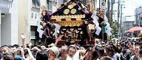 鐘ヶ淵踏切目指し渡御。'12.06.10.