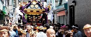 一転狭い路地を渡御。'12.06.10.