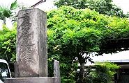 用水路脇の馬頭観世音。'12.07.22.