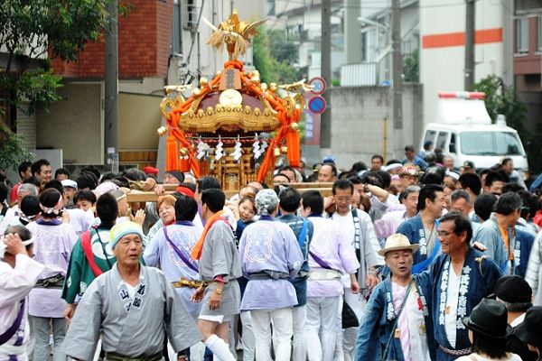 子供曳く小太鼓と池上囃子に先導され渡御。'12.07.22.