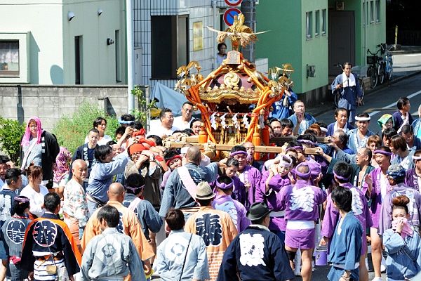 応援を得て気合だす炎天下での担ぎ。'12.08.26.