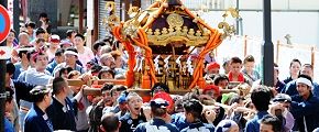 駅前近しと担ぎ手張りきる。'12.08.26.