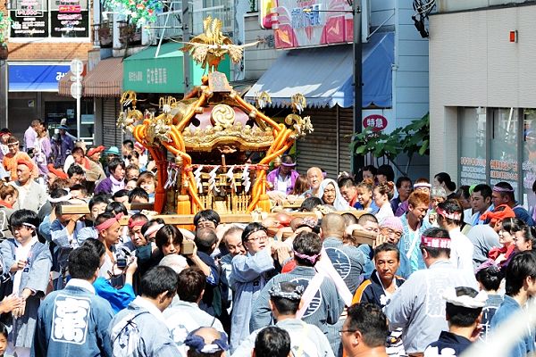 武蔵新田駅東口で喜びが炸裂。'12.08.26.