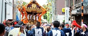 強い日差しで担ぎ手を鼓舞する指揮者。'12.08.26.