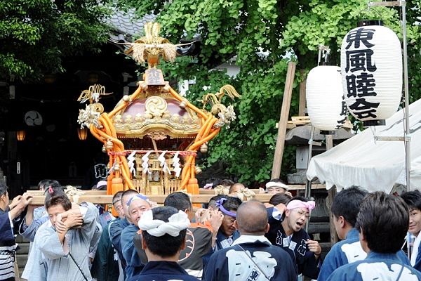 新田神社の東風睦会の支援で宮出し。'12.08.26.
