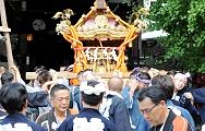 本殿前から鳥居へ。'12.08.26.