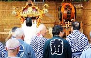 鎮座する葦簀張りでの神事。'12.08.26.