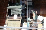古色蒼然とした古神輿。'12.08.05.