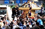 駅前を悠然と旋回する。'12.08.05.