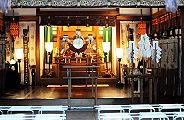 喧騒から隔離の本殿。'12.08.05.