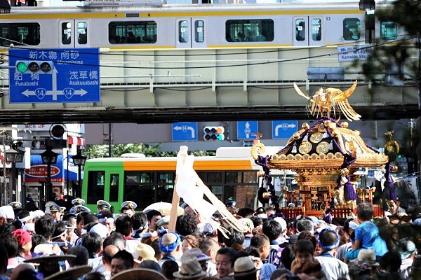 亀戸駅前広場を悠然と神輿揉み。'12.08.05.