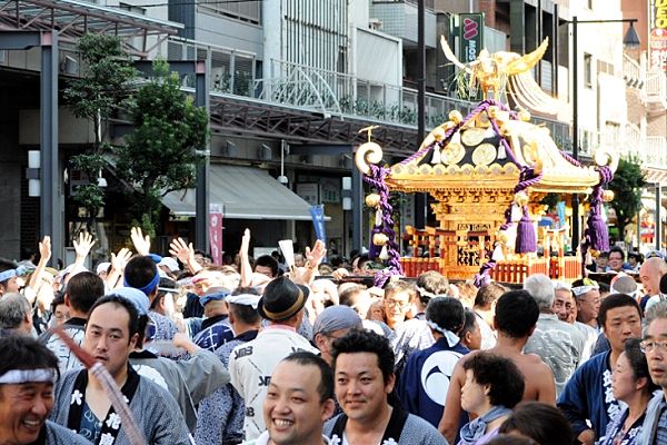高揚する担ぎ手の歓喜の雄叫び。'12.08.05.
