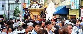 ここ商店街が最後だと威勢よく担ぐ。'12.08.05.