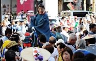 馬マスクと神職の色彩鮮やか。'12.08.05.