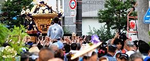 参道鳥居前で差し上げ。'12.08.05.