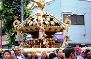 頭より太い担ぎ棒。'12.08.18.