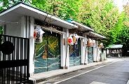 境内と参道の神輿庫。'12.08.18.