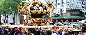 本降りの中を神明宮目指す。'12.08.18.