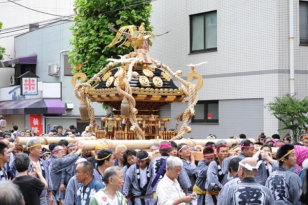 雲行き怪しきなか新大橋一丁目を渡御。'12.08.18.