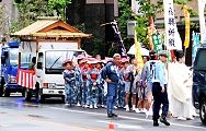 傘持たず雨に戸惑う祭礼行列。'12.08.18.