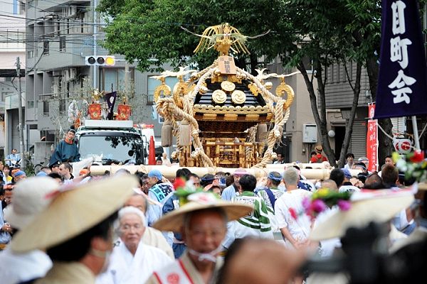 宮神輿を騎乗宮司が見守る。'12.08.18.