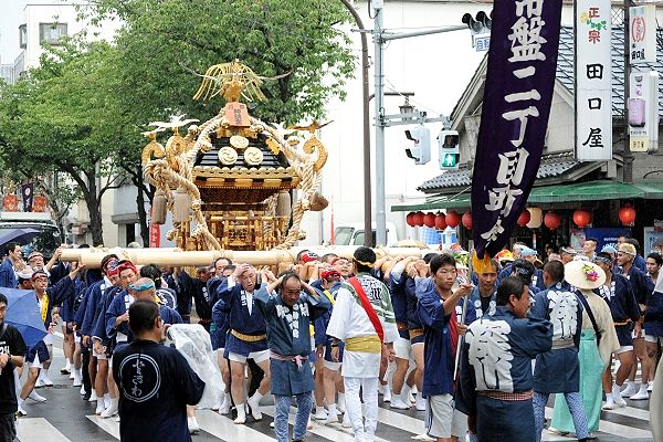 雨にも負けず威勢よくわっしょい。'12.08.18.