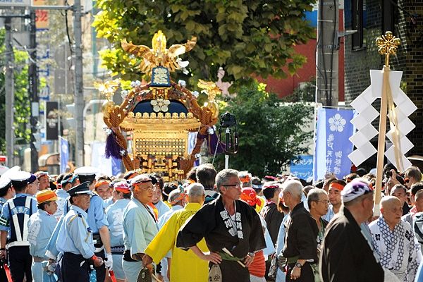 並走車輛に負けじと新大橋通りを担ぐ。'12.08.26.