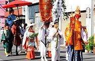 先導する猿田彦と馬乗神職。'12.08.26.