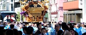 最後尾から騎乗神官が見守る。'12.08.26.