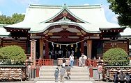 参拝者絶えない本殿。'12.08.26.