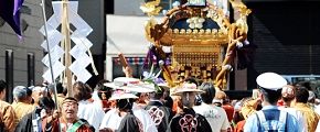 誇らしげに町会旗を掲げて担ぐ。'12.08.26.