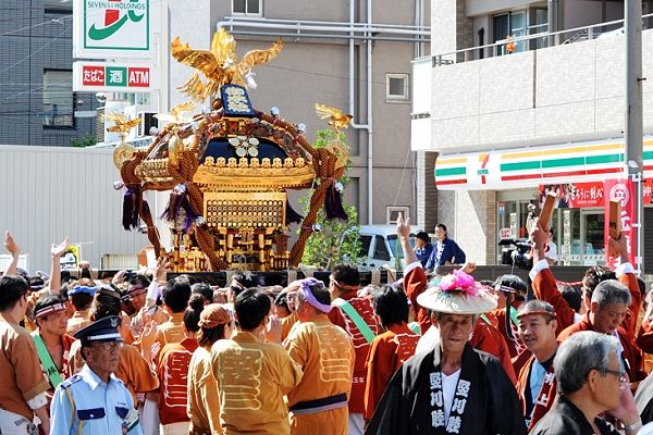 駐輿祭終えて午後の部の担ぎ出し。'12.08.26.