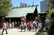 参拝の列続く拝殿。'12.08.05.