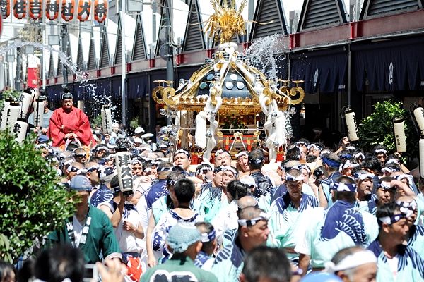 真夏の担ぎ手に恵みの水か?'12.08.05.