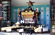 神輿庫に鎮座する宮元大神輿。'12.08.05.