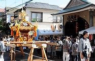 神輿庫から担ぎ出された宮神輿。'12.09.09.