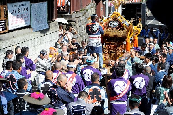 神社鳥居下の坂道からの宮出し。'12.09.09.