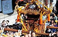 見事な堀深い総彫神輿。'12.09.09.