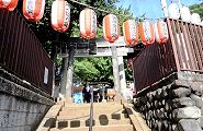 道路の上が細長い境内。'12.09.09.