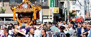 緊急車両が祭礼行列割り込む。'12.09.09.