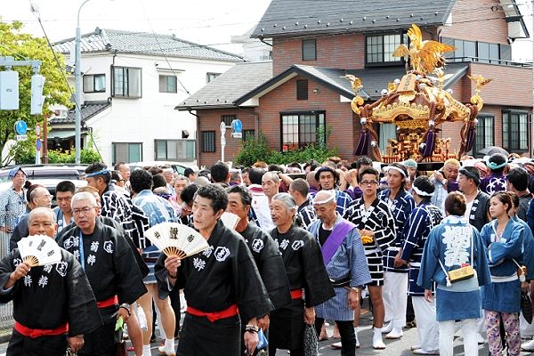 粋な棟梁の木遣唄に先導される古録天神社。'12.09.02.