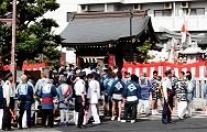 溢れ出る担ぎ手達。'12.09.02.
