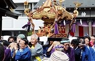 宮出しの神輿揉み。'12.09.02.