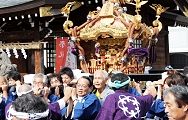 狭い境内で一周。'12.09.02.