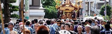 西進してくる宮神輿。'12.09.02.